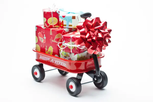 Carro rojo con regalos — Foto de Stock