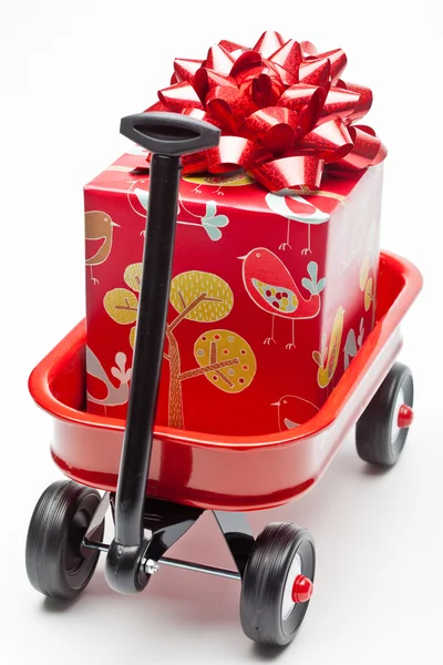 Vagão vermelho com presentes — Fotografia de Stock