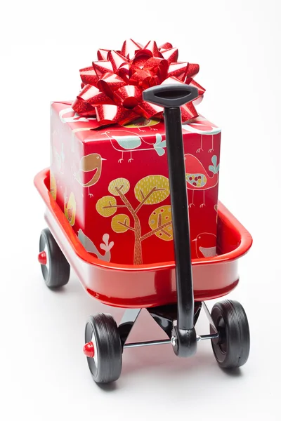 Carro rojo con regalos —  Fotos de Stock