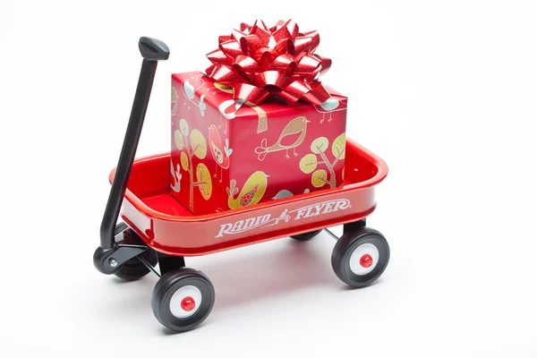 Červený vozík s dárky — Stock fotografie