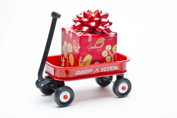 Wagon rouge avec cadeaux — Photo