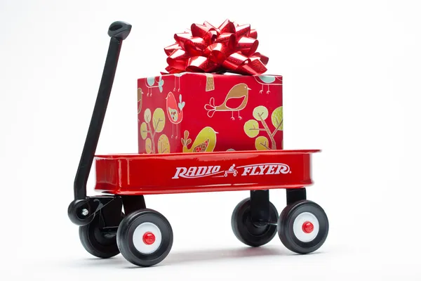 Carro rojo con regalos — Foto de Stock