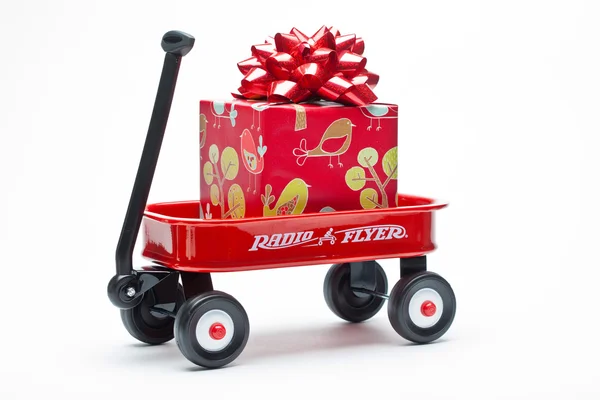 Carro rojo con regalos — Foto de Stock