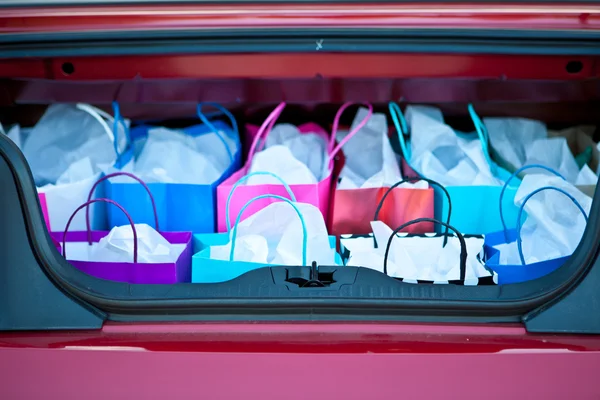 Shopping tassen in de auto — Stockfoto
