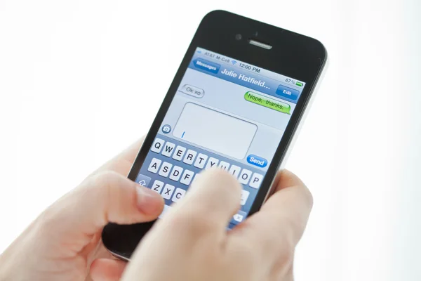 Mensajes de texto de teléfonos inteligentes —  Fotos de Stock