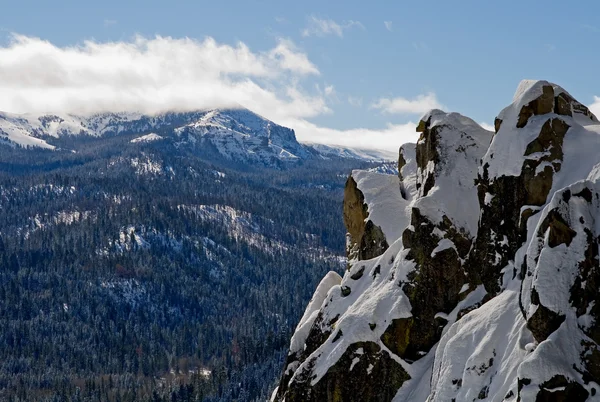 Büyük karlı dağlar — Stok fotoğraf