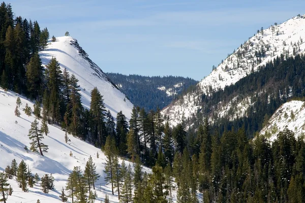 Большие снежные горы — стоковое фото