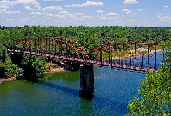 Alte rote Brücke über den amerikanischen Fluss — Stockfoto