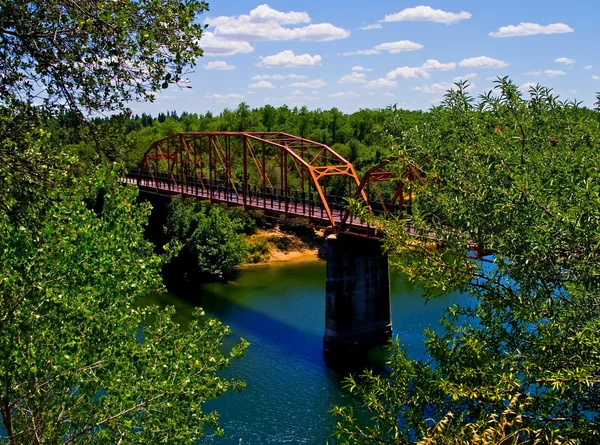 Παλιά κόκκινο γέφυρα πάνω από τον ποταμό της Αμερικής — Φωτογραφία Αρχείου