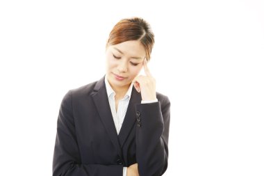 baş ağrısı olan genç bir kadın