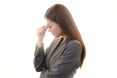 baş ağrısı olan genç bir kadın