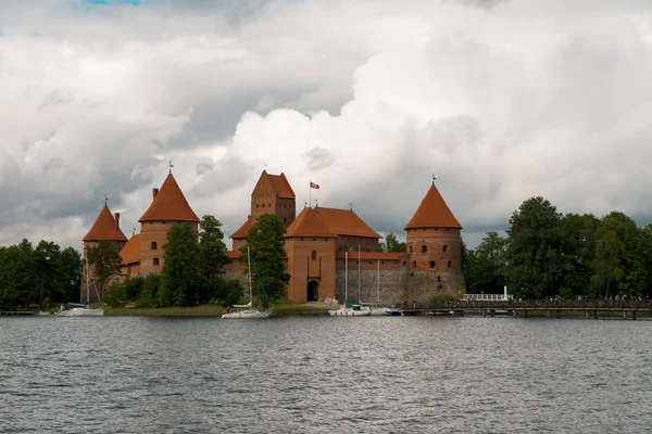 2016-06-25 Litouwen Trakai, zicht aan de sterke grote kaste verblijf op het eiland bautifull weergave, Galve lake, vroege zomer, bewolkte hemel, achtergrond van het kasteel. — Stockfoto