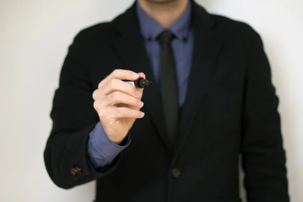 Bussines uomo con penna in mano — Foto Stock