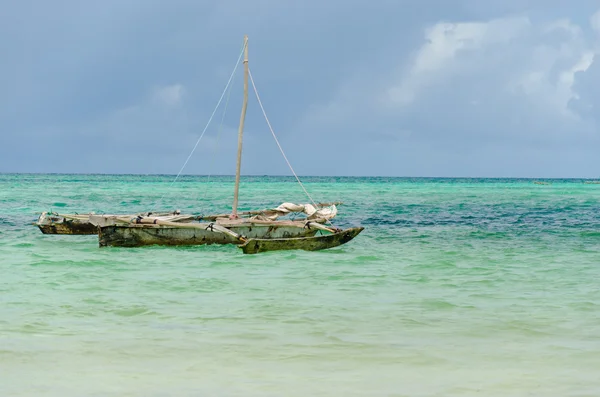 Kleines hölzernes Fischerboot auf dem Meer in Küstennähe — Stockfoto