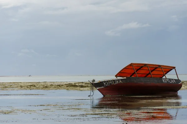 Liten fiskebåt av tre på sjøen nær land – stockfoto