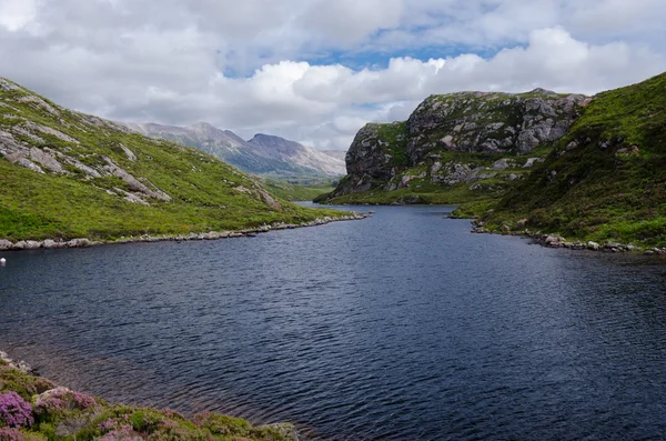 Плямисте озеро (лок) в гірських пейзажах — стокове фото
