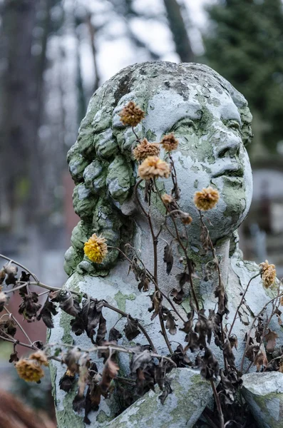 Staty av baby angel på kyrkogården — Stockfoto