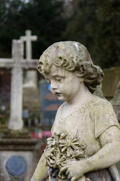 Statue of baby angel on the graveyard — Stock Photo, Image