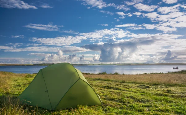 A pitched tent near lake on sunny day — Stock Photo, Image