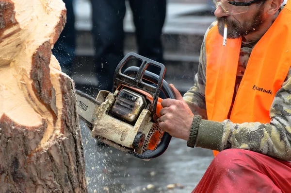 Kunstenaar carving hout met chainsaw tijdens euromaidan in Oekraïne — Stockfoto