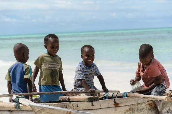 Tanzanie, zanzibar: 26 březen 2013: šťastný afrických chlapců na f — Stock fotografie