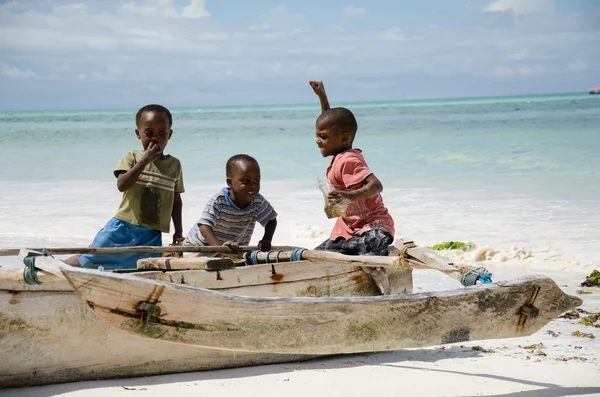 TANZANIA, ZANZIBAR: 26 MARZO 2013: giovani ragazzi africani felici su f — Foto Stock