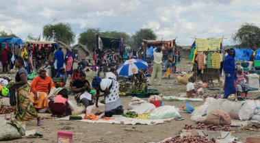 Arusha, Tanzanya - 22 Mart: insanlar marke ürünleri satın alma