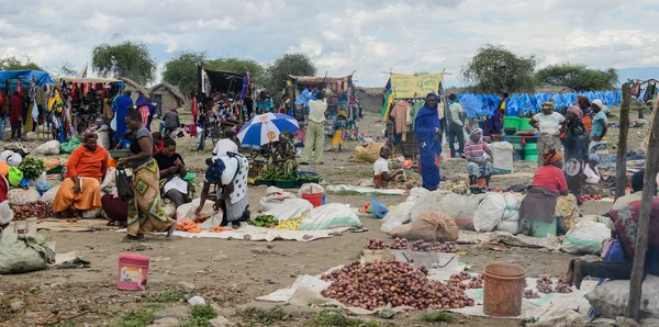 Arusha, tanzania - 22 maart: mensen kopen producten op de marke — Stockfoto