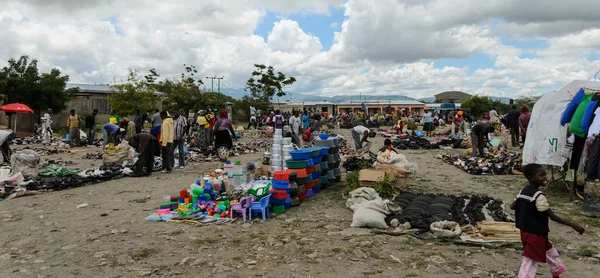 Arusha, tanzania - 22 maart: mensen kopen producten op de marke — Stockfoto