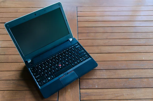 Laptop offen, Notizbuch auf Tisch liegend — Stockfoto