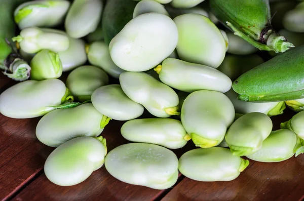 Close-up van Tuinboon op houten tafel — Stockfoto