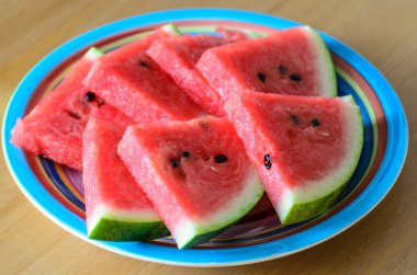 karpuz tabağa dilimlenmiş