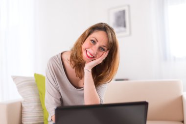 çekici genç kadınlar evde