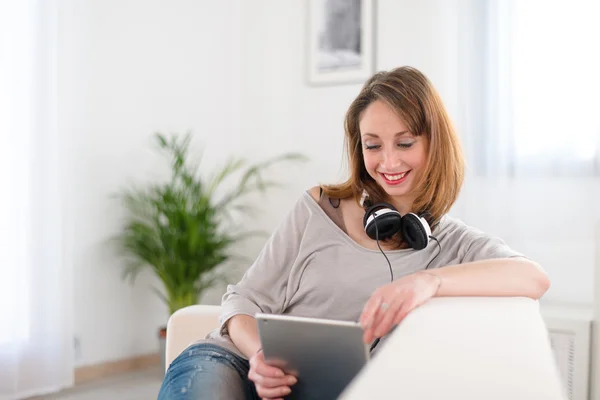 Aantrekkelijke jonge vrouwen thuis — Stockfoto