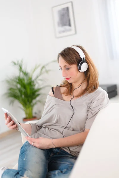 Attraktive junge Frauen zu Hause — Stockfoto