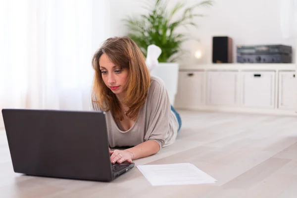 Aantrekkelijke jonge vrouwen thuis — Stockfoto