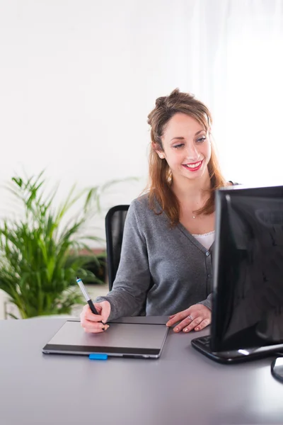 Atractivas mujeres jóvenes en casa — Foto de Stock