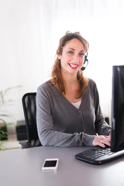 Atractivas mujeres jóvenes en casa — Foto de Stock