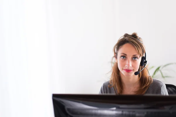 Aantrekkelijke jonge vrouwen thuis — Stockfoto