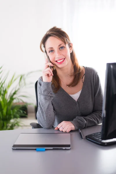 Aantrekkelijke jonge vrouwen thuis Rechtenvrije Stockfoto's