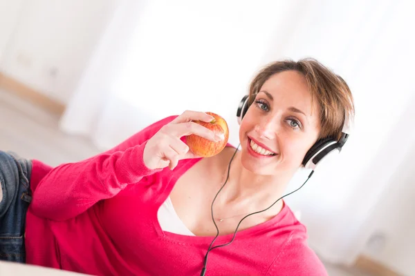 Aantrekkelijke jonge vrouwen thuis — Stockfoto