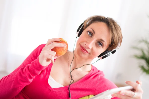 Aantrekkelijke jonge vrouwen thuis — Stockfoto