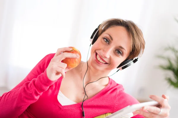 Aantrekkelijke jonge vrouwen thuis — Stockfoto