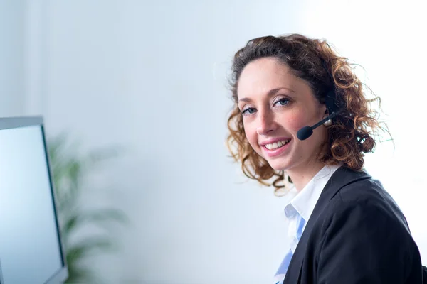 Retrato de una atractiva joven operadora —  Fotos de Stock