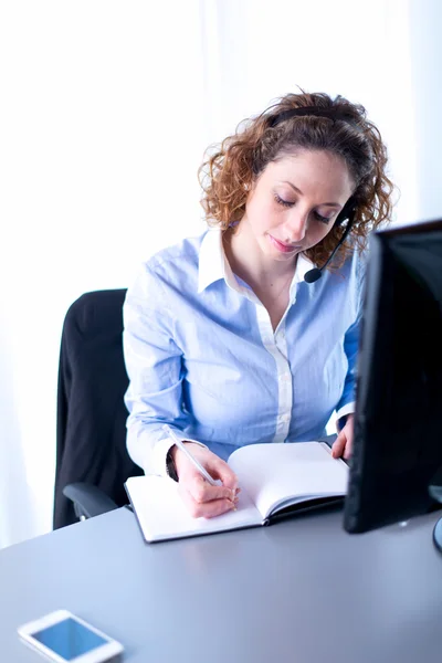 Retrato de una atractiva joven empresaria —  Fotos de Stock