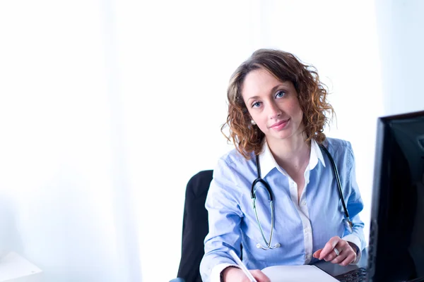 Retrato de uma bela médica feminina — Fotografia de Stock