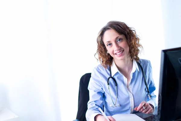 Retrato de uma bela médica feminina — Fotografia de Stock