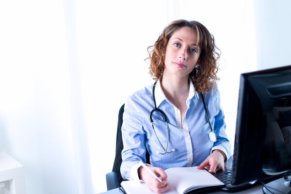 портрет красивой женщины-врача
