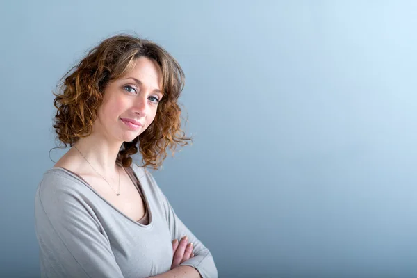 Isolated portrait of a beautiful and cheerful young woman — Stock Photo, Image