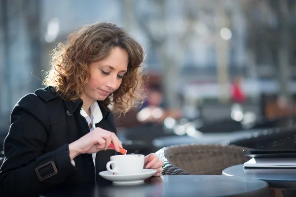 Beautiful young woman in city center — Stock Photo, Image